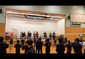 みんなで踊っている様子